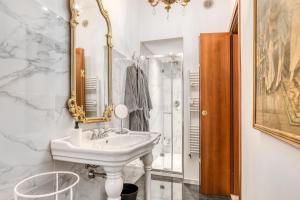 a white bathroom with a sink and a mirror at SUITE ANGOLO ALLA STAZIONE - Appartamento con terrazzo panoramico in Pavia +24 photos