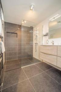 duża łazienka z prysznicem i umywalką w obiekcie Fletcher Hotel-Restaurant Waalwijk w mieście Waalwijk