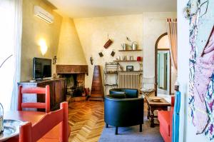 un soggiorno con camino, tavolo e sedie di Santo Stefano Penthouse by 360Rentals a Firenze