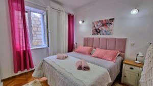 Ένα ή περισσότερα κρεβάτια σε δωμάτιο στο Heart of Omis - Pink
