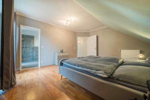 - une chambre avec un grand lit dans l'établissement Wohnung Weserbergland, à Heeßen