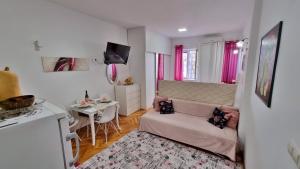 Χώρος καθιστικού στο Heart of Omis - Pink