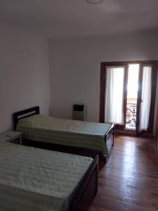 Habitación con 2 camas y ventana en Departamento Rocamora en Concepción del Uruguay