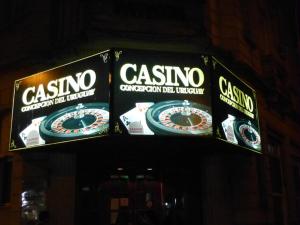 dos señales que dicen casino en la parte superior de un restaurante en Departamento Rocamora en Concepción del Uruguay