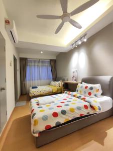 1 dormitorio con 2 camas y ventilador de techo en Fahrenheit 88 Pavilion Newly Renovated By Abby Stay en Kuala Lumpur