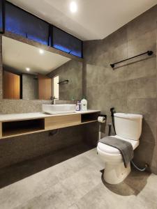 łazienka z toaletą i umywalką w obiekcie Fahrenheit 88 Pavilion Newly Renovated By Abby Stay w Kuala Lumpur