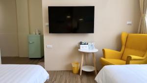 Una televisión o centro de entretenimiento en Warmday Homestel