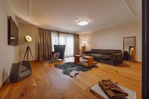 ein Wohnzimmer mit Sofa und Tisch in der Unterkunft Hotel Lisa in Flachau