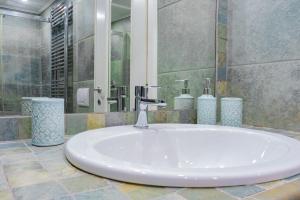 un lavandino bianco in bagno con doccia di Farris & Cors Casa Sansiro a Genova