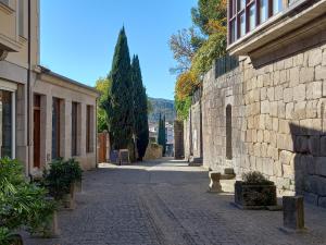 una calle vacía en un viejo edificio de piedra en Casa Margarida, en Allariz