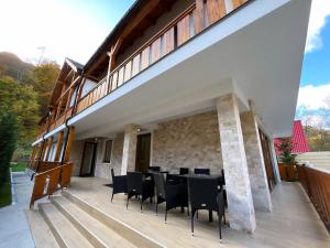 a balcony with a table and chairs on it at Casa Forrest & SPA in Muntele Săcelului