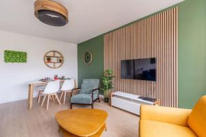 uma sala de estar com um sofá e uma mesa em Le club green - appt 45 m2 - 4P - parking em Metz
