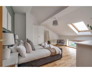 Ένα ή περισσότερα κρεβάτια σε δωμάτιο στο Central Belfast Apartments Pottinger's Quay +60 φωτογραφίες