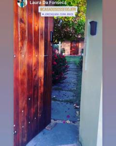 eine Holztür zu einem Haus mit einem Weg in der Unterkunft Casa do sossego in Jijoca de Jericoacoara