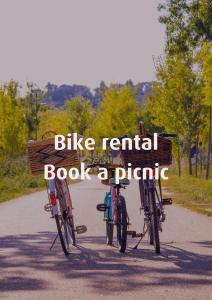dos bicicletas estacionadas en una carretera con las palabras alquiler de bicicletas reserva un picnic en Coruche - A casa do Baloiço, en Coruche