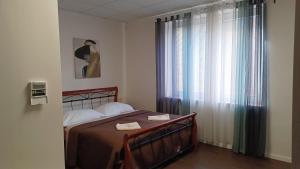 - une chambre avec un lit et une grande fenêtre dans l'établissement Apartmány Orlová - ubytování v soukromí, à Orlová