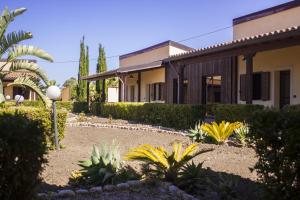 a house with a garden in front of it at Corte della Jbsa in Villaggio Mosè