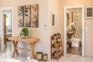 Vannituba majutusasutuses Gaia Residences with lush garden and pool