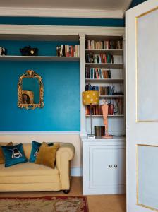 een woonkamer met een bank en een boekenplank bij Loughcrew House in Oldcastle