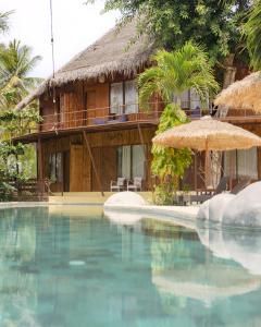 ośrodek z basenem i budynkiem w obiekcie Gading Tree House w mieście Nusa Penida