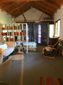 特雷利烏的住宿－Hermosa Casa en zona de Chacras junto al Río Chubut Trelew，客厅配有沙发和一张位于房间的床