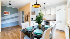 une cuisine et une salle à manger avec une table et des chaises dans l'établissement Wonder Home - Domek Karkonosz z kominkiem i dwoma sypialniami - tuż przy stoku Myśliwska 42-1, à Karpacz