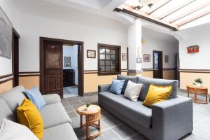 Sala de estar con 2 sofás y mesa en Casa Argelia, en Vilaflor