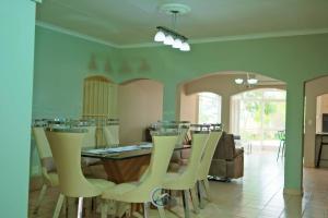 comedor con mesa y sillas en Rinkase residence, en Pretoria