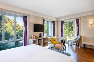 TV a/nebo společenská místnost v ubytování Mercure Tbilisi Old Town