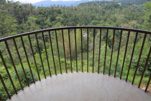 Elle comprend un balcon offrant une vue sur les montagnes. dans l'établissement Munnar ethan's valley, à Anachal