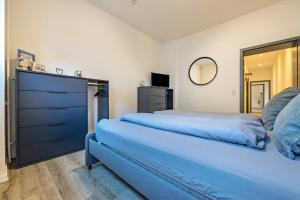 ein Schlafzimmer mit einem blauen Bett und einem Spiegel in der Unterkunft Sanierter Wohntraum in Linden in Hannover