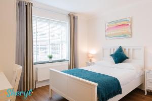 um quarto branco com uma cama e uma janela em The Flat 2 by Sheryl - Stone throw to Northampton Gen Hosp & Town Centre em Northampton