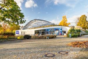a building with a glass roof in a park at Sanierter Wohntraum in Linden in Hannover