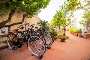 um grupo de bicicletas estacionadas ao lado de um edifício em Taormina Garden Hotel em Taormina