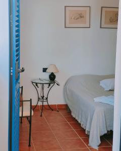 a bedroom with a bed and a small table at Pita 2 in La Isleta del Moro