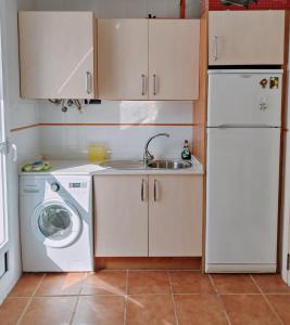 a small kitchen with a sink and a washing machine at Pita 2 in La Isleta del Moro