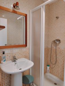 a bathroom with a sink and a shower at Pita 2 in La Isleta del Moro