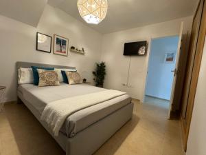 um quarto com uma cama e uma televisão em Apartamento Cervantes con terraza y vistas al mar em Carboneras