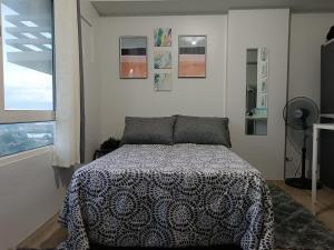 Кровать или кровати в номере Mesavirre Garden Residences
