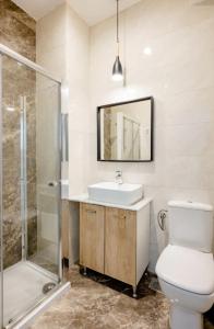 La salle de bains est pourvue de toilettes, d'un lavabo et d'une douche. dans l'établissement Hammock Vibes Town House, à Sliema