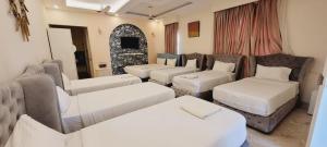 un soggiorno con 4 letti e divani di CSR Landmark Resorts a Coimbatore