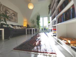 a living room with a couch and a rug at 70qm Wohnung, 76771 Hördt, Naturschutzgebiet, Rheinland-Pfalz in Hördt