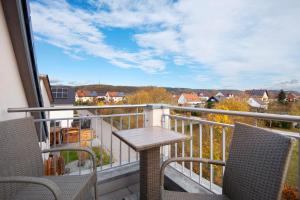 a balcony with a table and chairs and a view at Dachstudio am Donau Rad Weg in Tegernheim