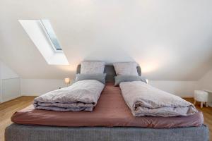 a large bed in a room with a window at Dachstudio am Donau Rad Weg in Tegernheim