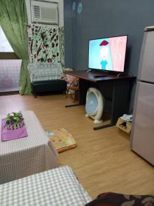 a living room with a desk with a computer on it at 鳳梨之家 in Lung-yen-chai