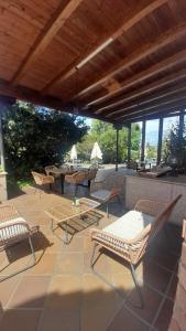 un patio con varias sillas y una mesa en Hotel Las Moreras en León