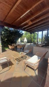 a patio with several chairs and a table at Hotel Las Moreras in León