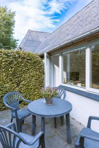 a table and chairs on the patio of a house at Drømmehus Ferienwohnungen in Nørre Nebel +43 photos