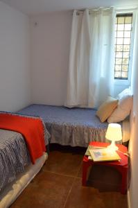 コレラにあるApartment Rovellada Platjaのベッドルーム1室(ベッド1台、ランプ付きテーブル付)