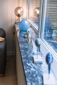 a counter with blue vases on a window sill at Drømmehus Ferienwohnungen in Nørre Nebel